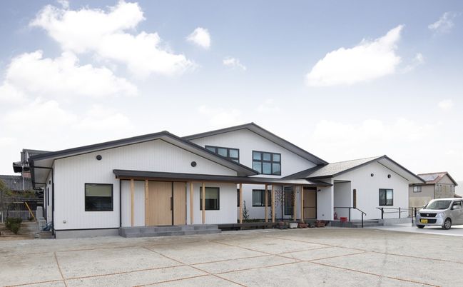 白い外壁の建物外観