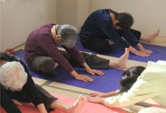 運動中の人々の部屋  