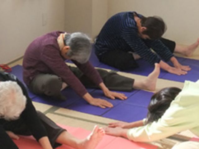 運動中の人々の部屋 機能訓練室   リラックスした雰囲気の中、柔軟運動がしやすい空間です。和やかな時間を過ごせます。