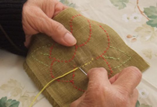 刺繍をする手元