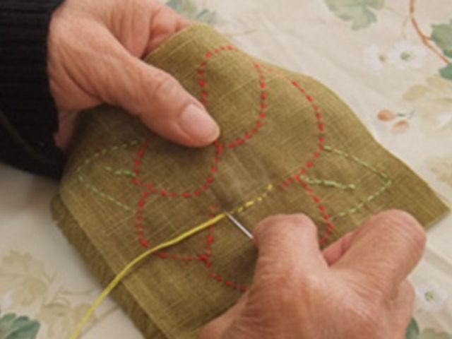 刺繍をする手元 スタッフイメージ 手作業に集中できる穏やかな雰囲気を提供します。刺繍を通じてリラックスした時間を演出。