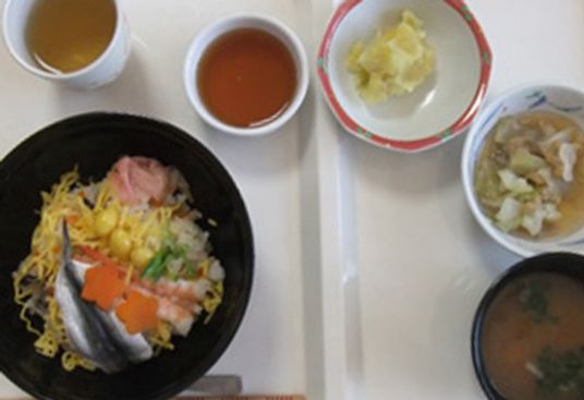健康的な食事が提供される食堂