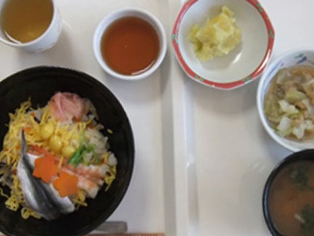 健康的な食事が提供される食堂 食堂 色々な種類の食事を楽しめる豊富なメニューが魅力です。健康に配慮した食事が整っています。