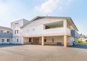 白い壁の建物