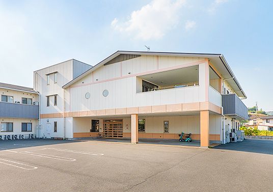 白い壁の建物