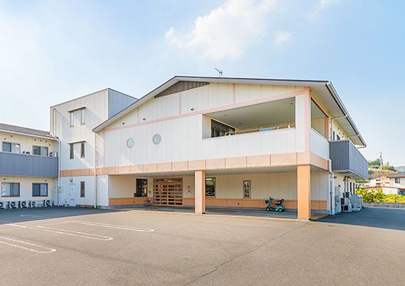 白い壁の建物