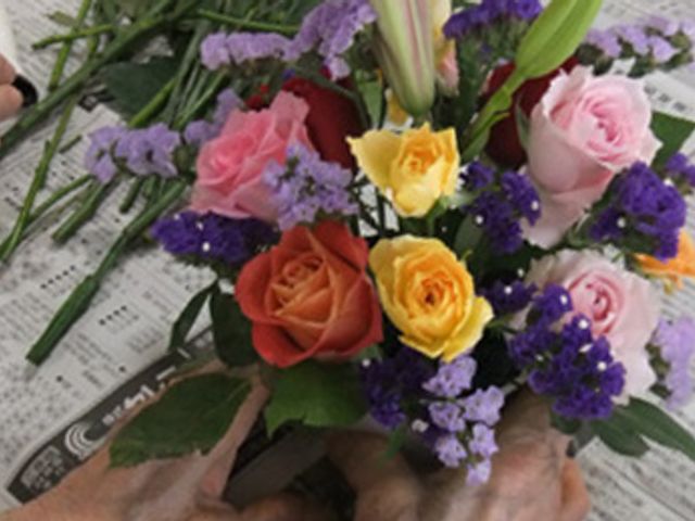 手作りの花束作成 スタッフイメージ 色とりどりの花を使ったアレンジメント活動で、皆さんの創造力が発揮されます。楽しい時間を過ごしましょう。