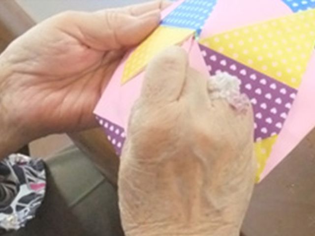 手作業をする様子 多目的室 手作業を楽しむ時間で、色鮮やかな素材が使われています。リラックスできる和やかな雰囲気です。