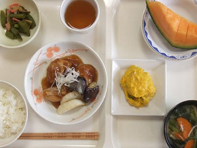 バランスの良い食事メニュー 料理 色とりどりの料理が並ぶ食事で、栄養バランスも考慮されています。スタッフが調理した味わい豊かなメニューです。