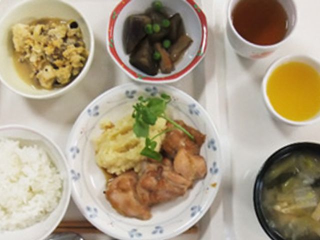 食堂メニュー 食堂 栄養バランスの取れた食事が提供され、健康を考える方におすすめです。