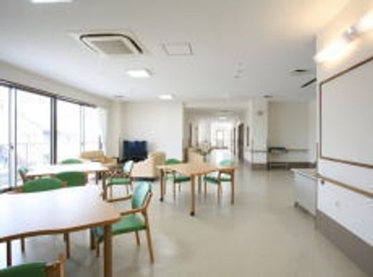 テーブルが並ぶ室内