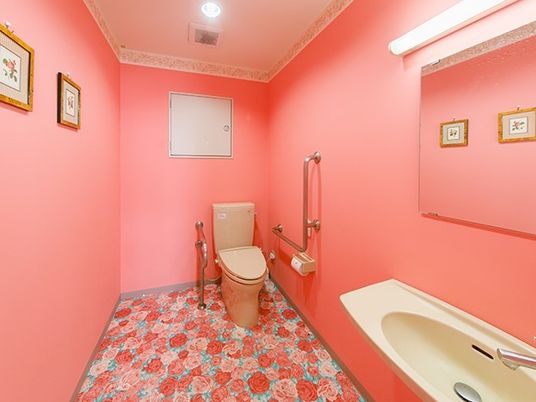 明るいピンク色のトイレ