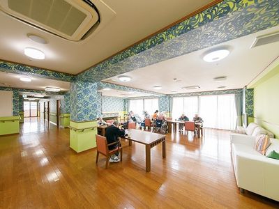 広々とした明るいダイニング
