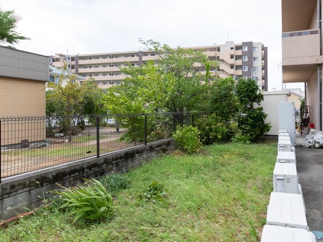 緑豊かな庭の景観 庭 手入れされた緑の庭が心安らぐ空間を提供し、自然に親しむ機会を提供しています。