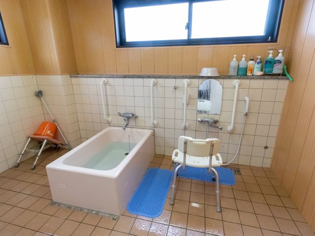 バリアフリー浴室設備 浴室 安全に配慮された設備のある清潔な浴室です。入浴の際、必要な支援が容易に受けられる環境が整っています。