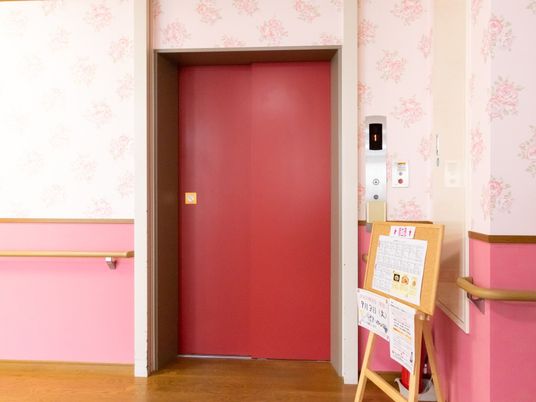 ピンクの壁のエレベーター