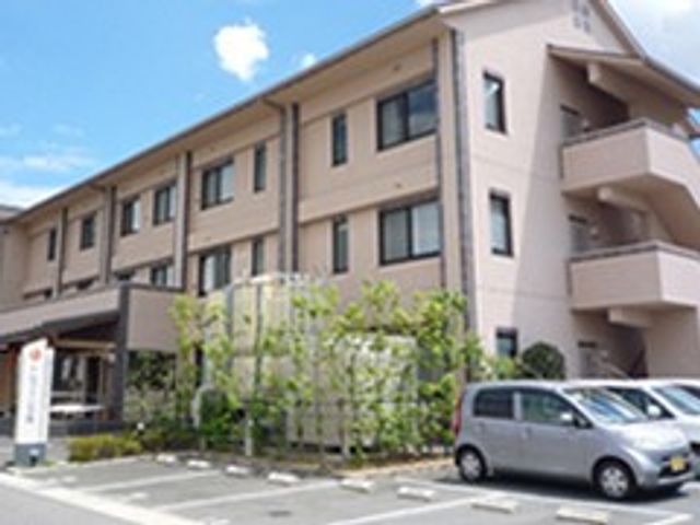 建物外観 外観   落ち着いた色合いの3階建てで、前面に駐車スペースがあります。植栽があり、出入りしやすい印象です。
