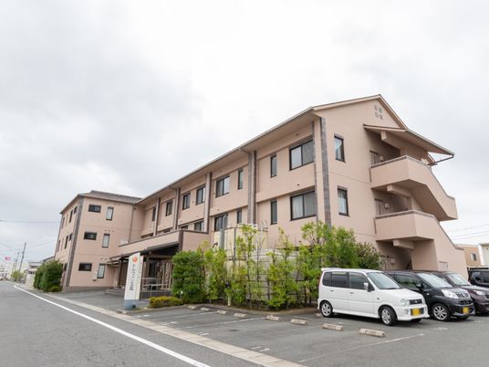 ピンクの建物の外観