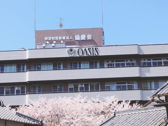 外観と桜の景色  