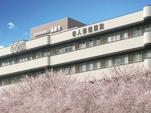 桜に囲まれた建物外観  