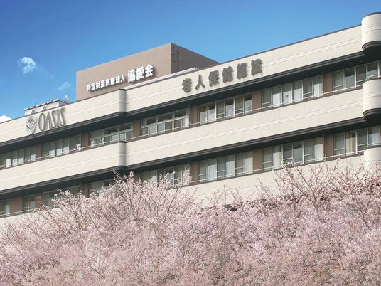 桜に囲まれた建物外観  