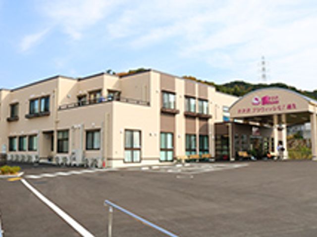 広々とした建物の外観 外観 広々とした建物は自然に囲まれ、落ち着いた雰囲気を感じられます。就業環境として魅力的です。