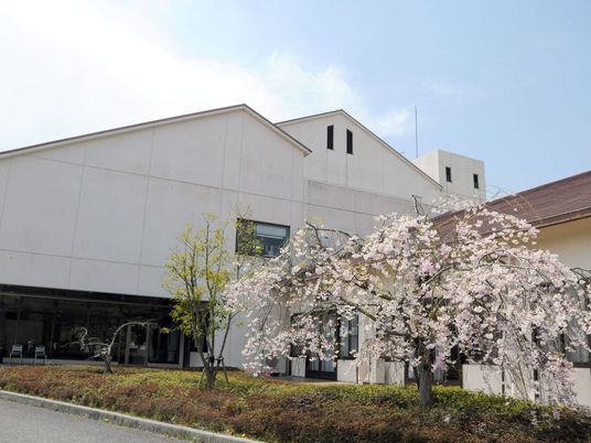 桜がある建物外観  