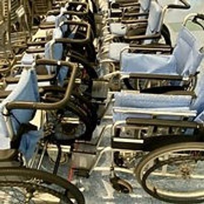 車椅子が並ぶ室内