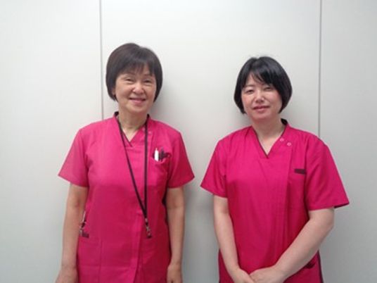 スタッフ2人の立ち姿  