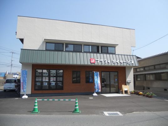 明るい外観の施設入口  