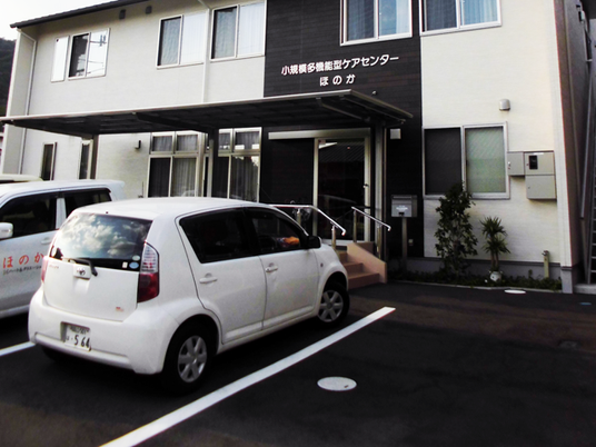 建物正面と駐車場  