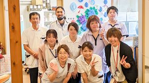 笑顔のスタッフたちの一枚