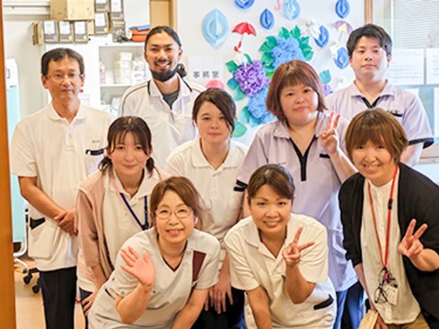 笑顔のスタッフたちの一枚 スタッフイメージ 笑顔のスタッフが集まり、和やかな雰囲気が伝わる一枚です。働く環境を肌で感じられます。