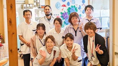 笑顔のスタッフたちの一枚