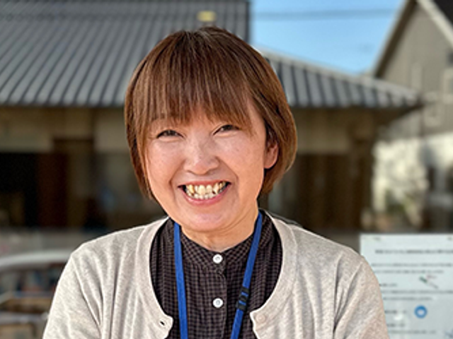 笑顔のスタッフエントランス スタッフイメージ 明るく元気なスタッフがお迎えします。安心して働ける環境です。