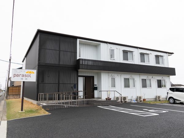 シンプルな外観の建物
