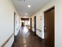 明るい廊下と長椅子