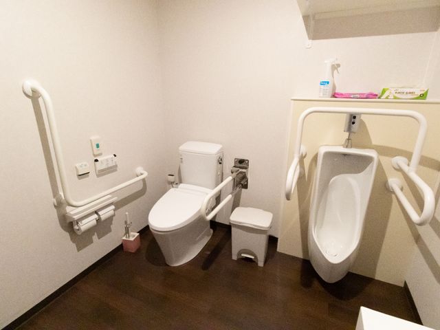 バリアフリー設計のトイレ トイレ 手すり完備で安全に配慮された清潔なトイレ空間です。どなたでも安心してご利用いただけます。