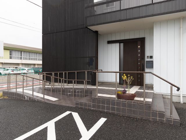 施設の入口とエントランス 外観 開放的で使い勝手の良いエントランスがお迎えします。バリアフリー設計で誰もが安心して通れる造りになっています。