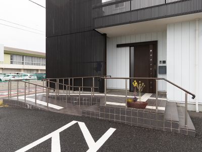 施設の入口とエントランス