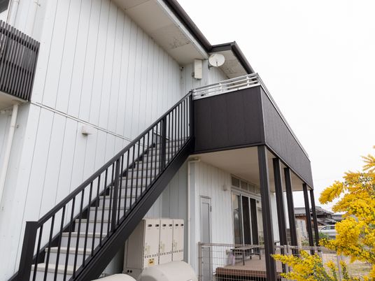 白い建物と階段外観