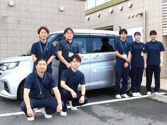 送迎車前のスタッフ  