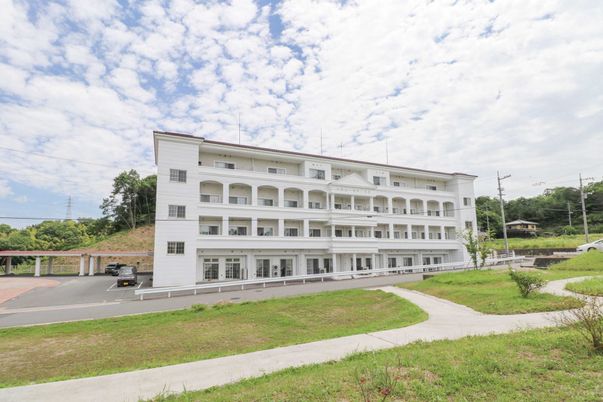 堂々とした白い建物