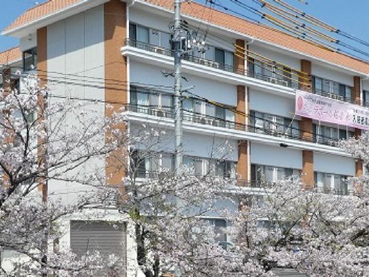 桜越しの施設外観  