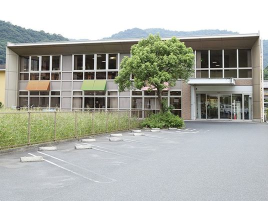 緑に囲まれた建物外観  
