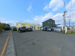 駐車場付きの建物外観
