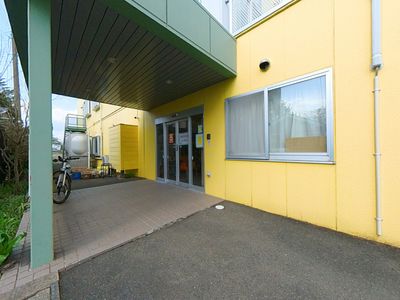 黄色い建物のエントランス