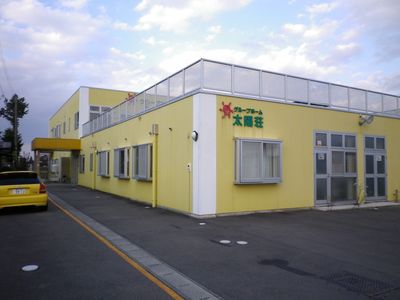 笑顔で介助するケアスタッフ