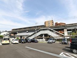 駐車場のある施設外観