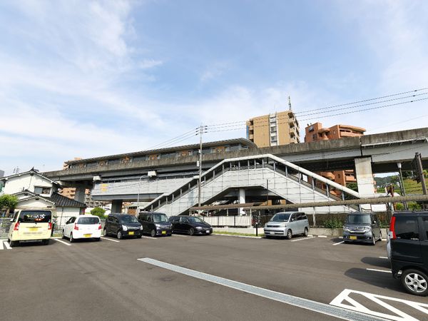 駐車場のある施設外観